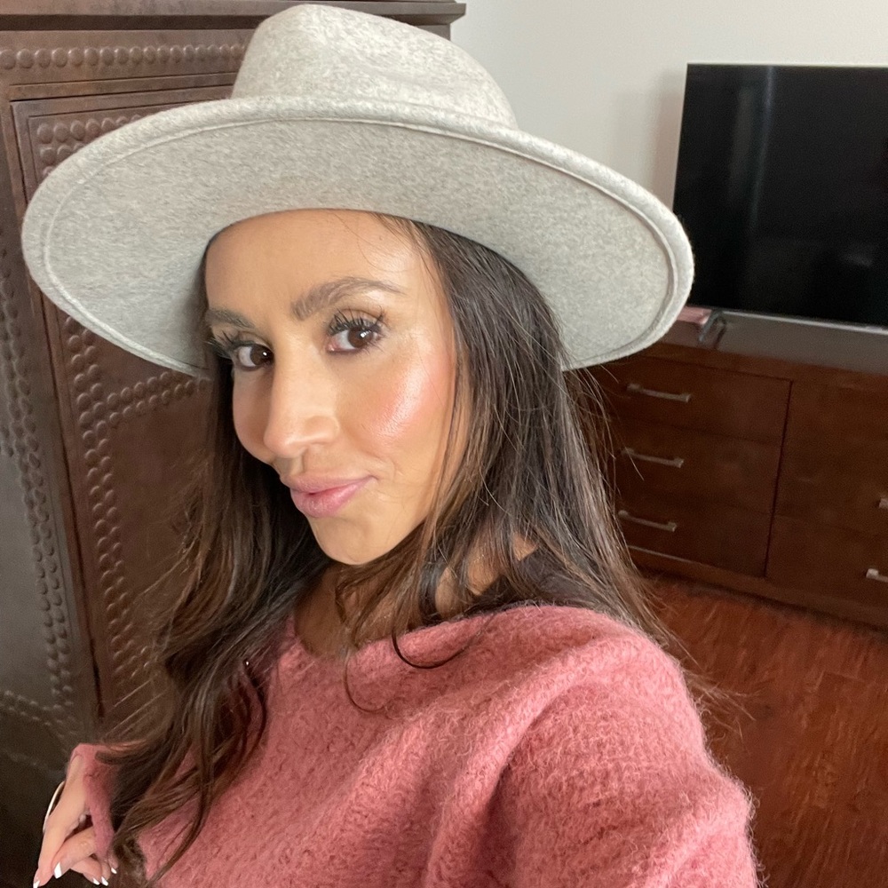 Lack of color hat excellent condition size small - Picture 5 of 5